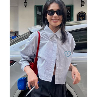 TheBlueTshirt - Áo Sơ Mi Phom Rộng Crop Top Nữ Sọc Xanh Nhạt - Oversized Hearty Cropped Shirt - Light Blue Stripe