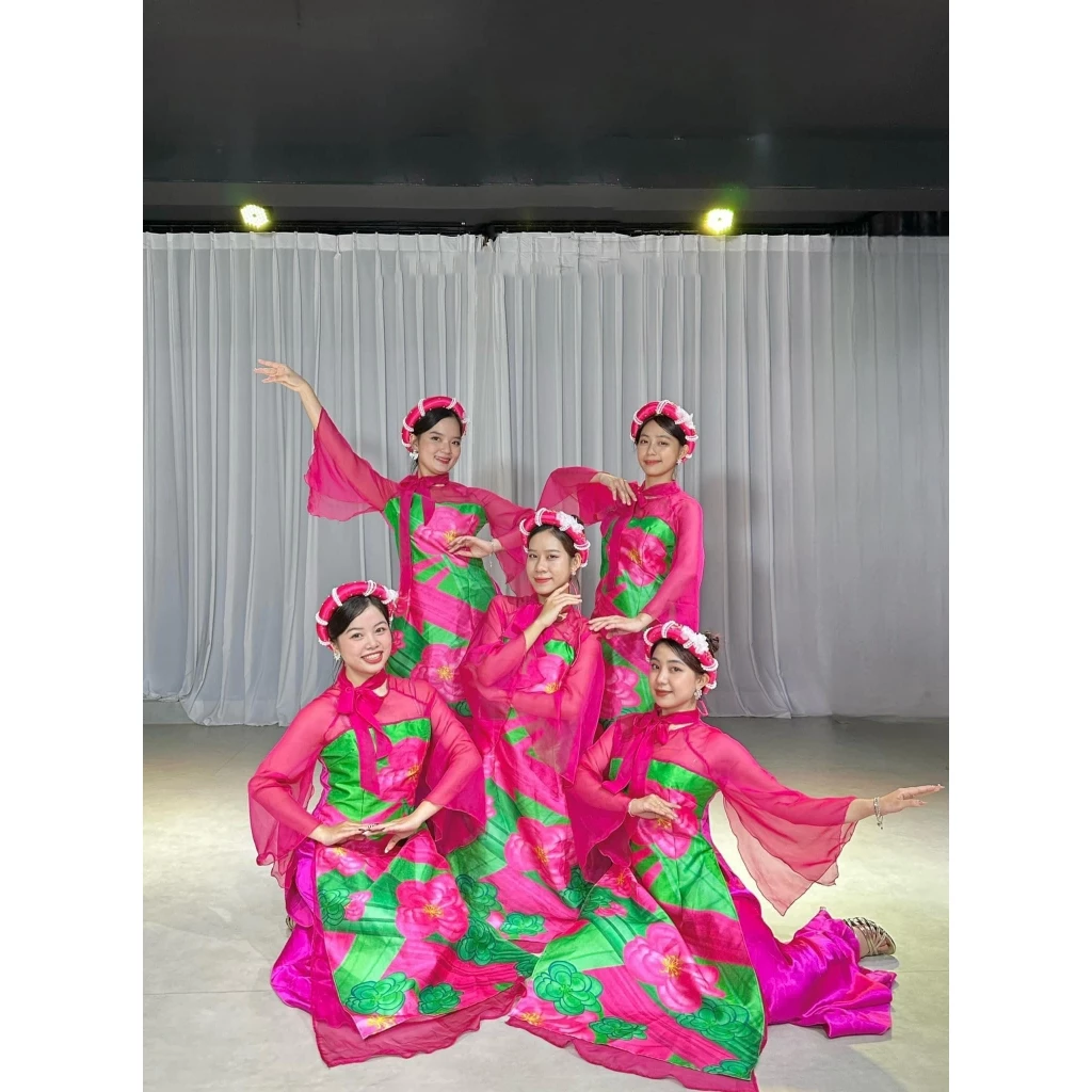 Trang phục biểu diễn văn nghệ lụa tơ hoa sen tay xoè rộng cổ thắt nơ thiết kế cho nhóm múa, đội múa hiện đại màu Hồng