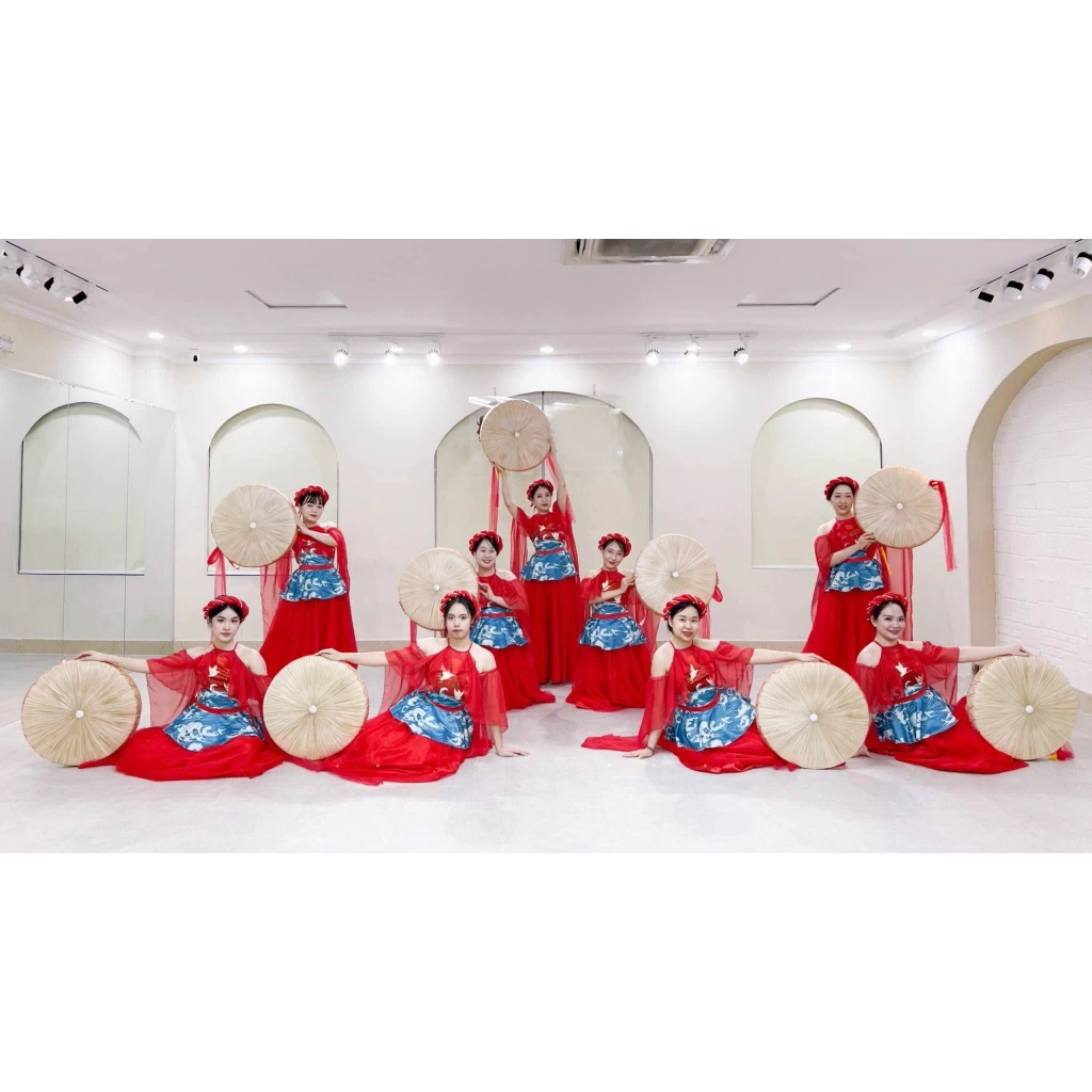 Set áo yếm trang phục biểu diễn múa văn nghệ thiết kế hở vai tay phối tơ múa hiện đại văn nghệ nhóm múa đồng giao màu Đỏ