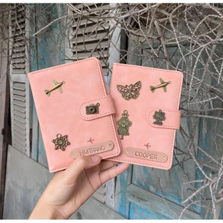 Ví đựng bao da vỏ bọc hộ chiếu Passport Cover có quai cài khắc tên, gắn charm theo yêu cầu làm quà tặng - HỒNG