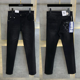 Quần jean bò nam Eo Vì slimfit đen mài trơn phối túi sau dập vân hoa chữ monogram thêu logo da QJ550P