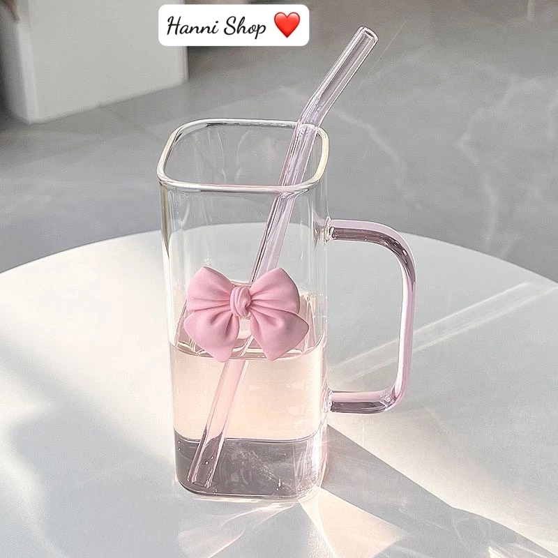 Cốc nước thủy tinh trong suốt có lắp dung tích 300ml tặng kèm nơ hồng và ống hút hình vuông chịu nhiệt có tay cầm cho nữ