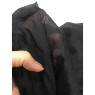 vải voan gân màu đen _( khổ 1m5) mặt bóng mỏng nhẹ may đầm váy áo vv
