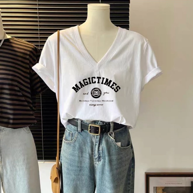 Áo thun nữ cổ tim trắng in hình menina_studio, áo thun cổ tim cotton form vừa