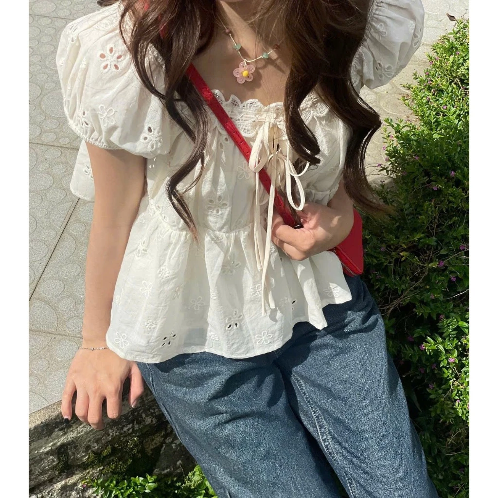Áo babydoll chất thô ren thêu hoa dáng ngắn viền cổ thắt nơ Mochi