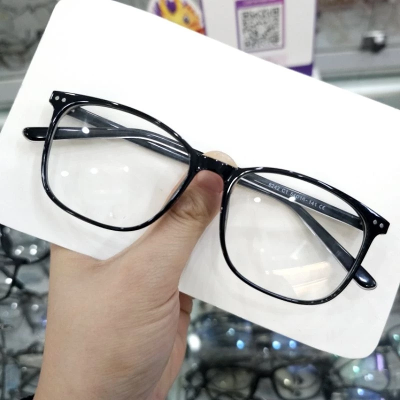 Gọng kính dáng vuông nhựa dẻo mã 8242 Màu Đen.