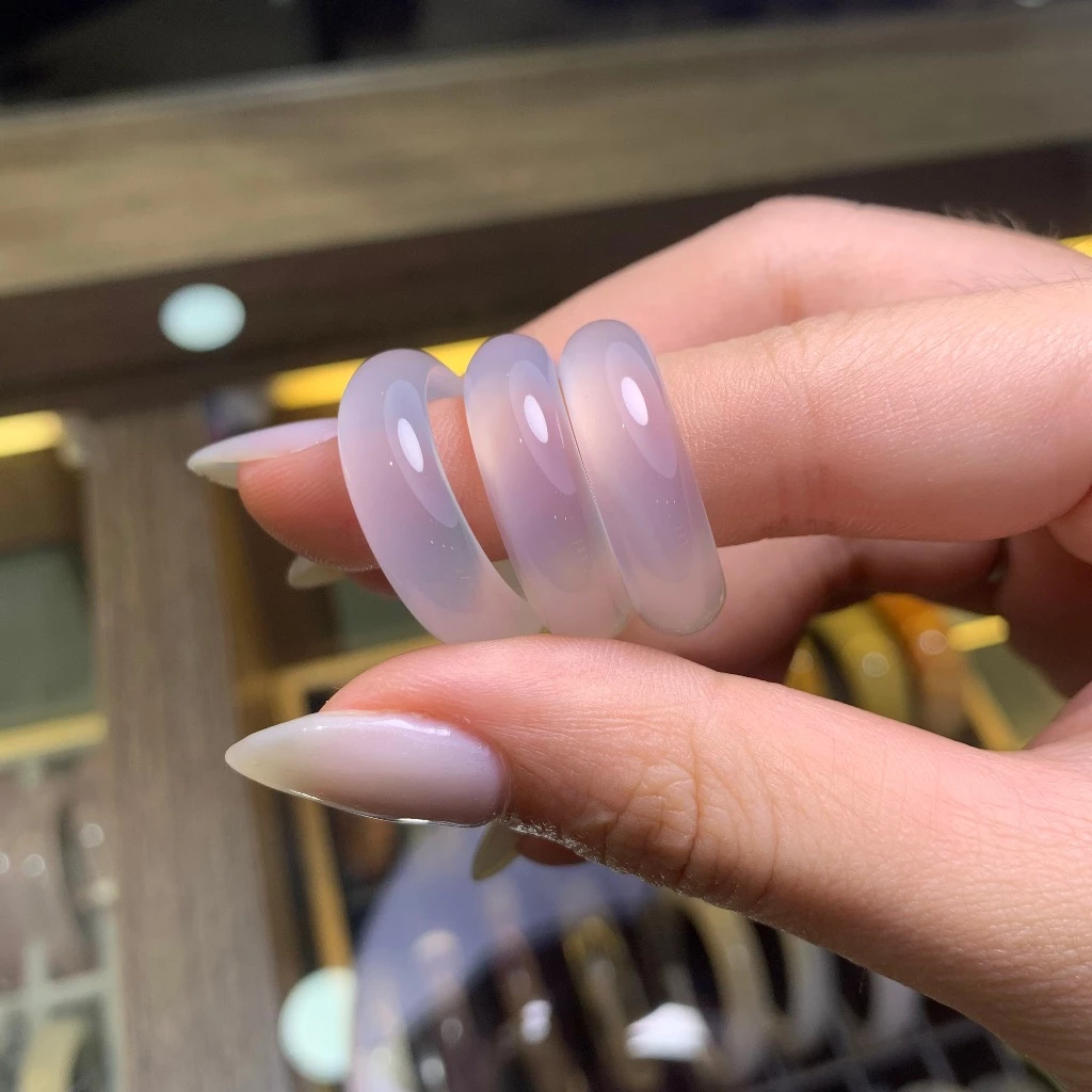 Nhẫn từ đá có ánh quang đẹp mắt