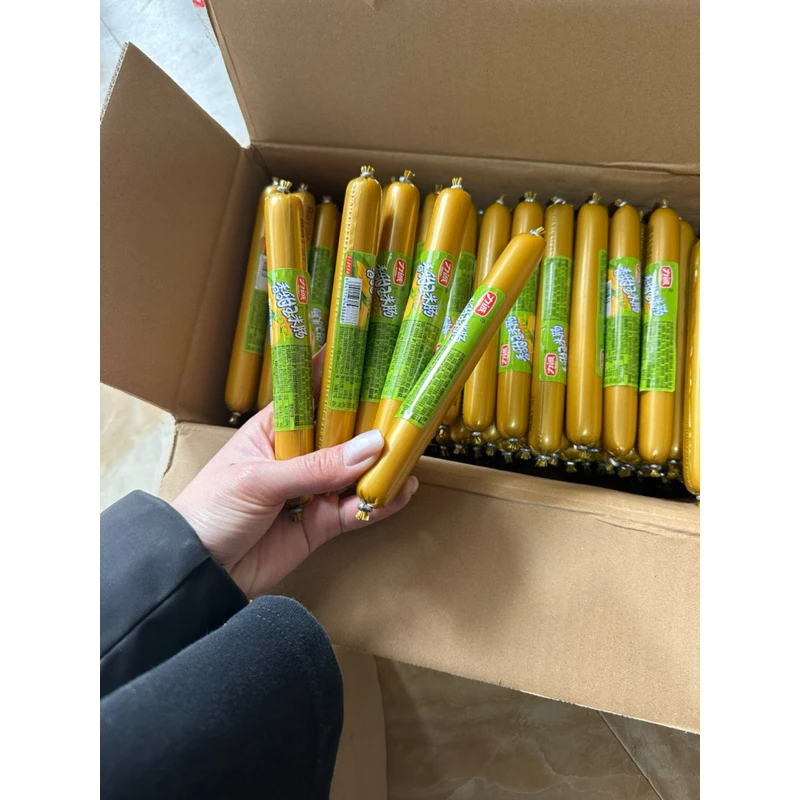 THÙNG 100 CÁI XÚC XÍCH NGÔ NGỌT TRUNG QUỐC GIÁ RẺ 40gr -date mới