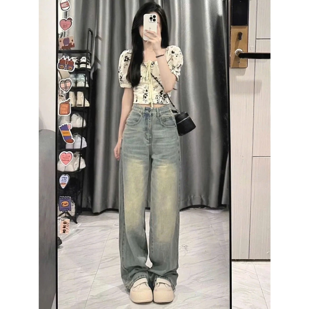 Quần bò ống rộng nữ cạp cao được thiết kế tinh tế với vải bò chất lượng cao, mang đến sự thoải mái và phong cách cho ngư