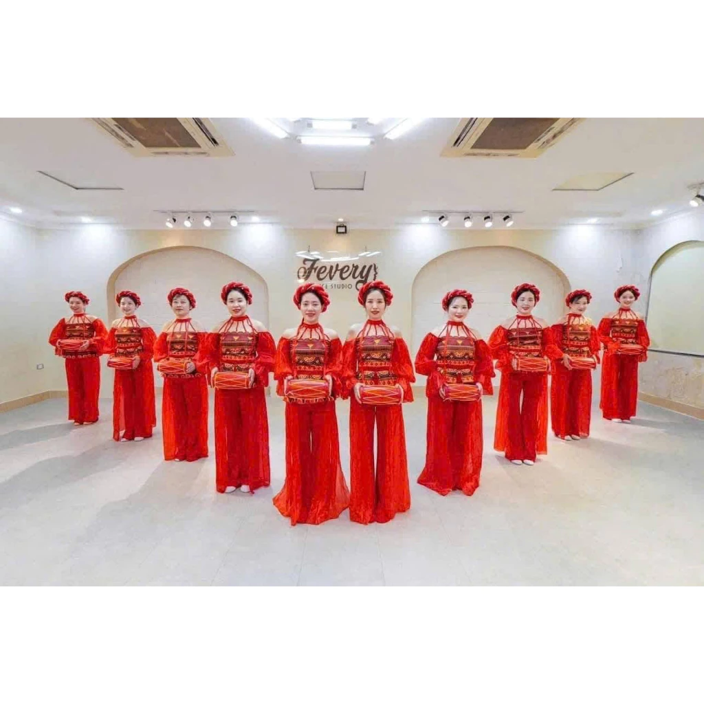 BỘ TRANG PHỤC BIỂU DIỄN THIẾT KẾ HOẠ TIẾT DÂN TỘC TRỄ VAI TAY LỒNG ĐÈN MÚA VĂN NGHỆ MÀU ĐỎ