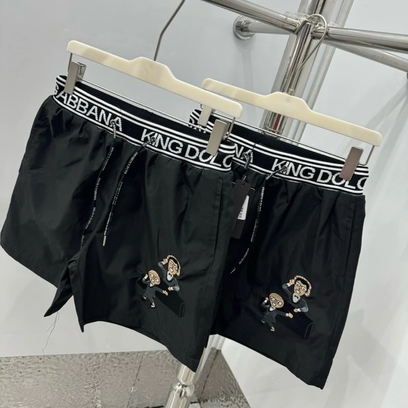 Quần Short Gió Nam PB Thêu Logo Hình Hai Nghệ Sĩ Ca Hát Phối Cạp Chun Dệt Sọc Hàng Quảng Châu