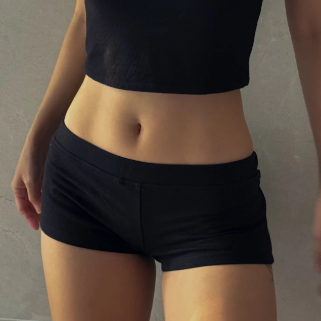 Quần đùi ngắn cotton mini shorts cạp thấp màu đen | bananabu