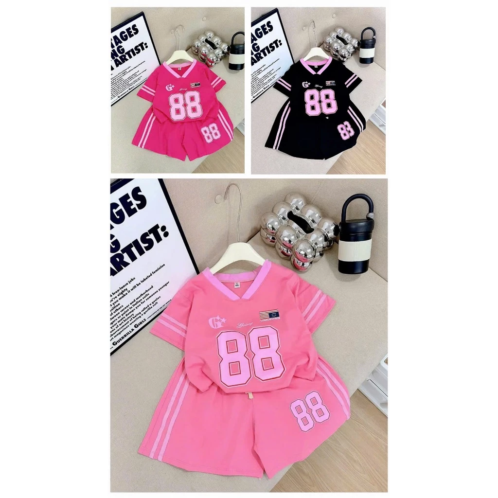 Bộ quần áo thể thao in số 88 dành cho bé gái size 9-44kg. Chất cotton mềm mại, thoáng mát.