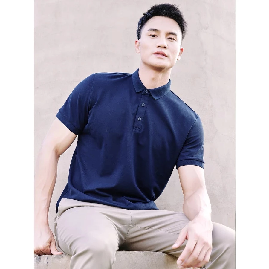 Áo Polo gúc xi xanh cổ kẻ sọc đỏ có cúc bấm vàng boy phố hot trend 2025
