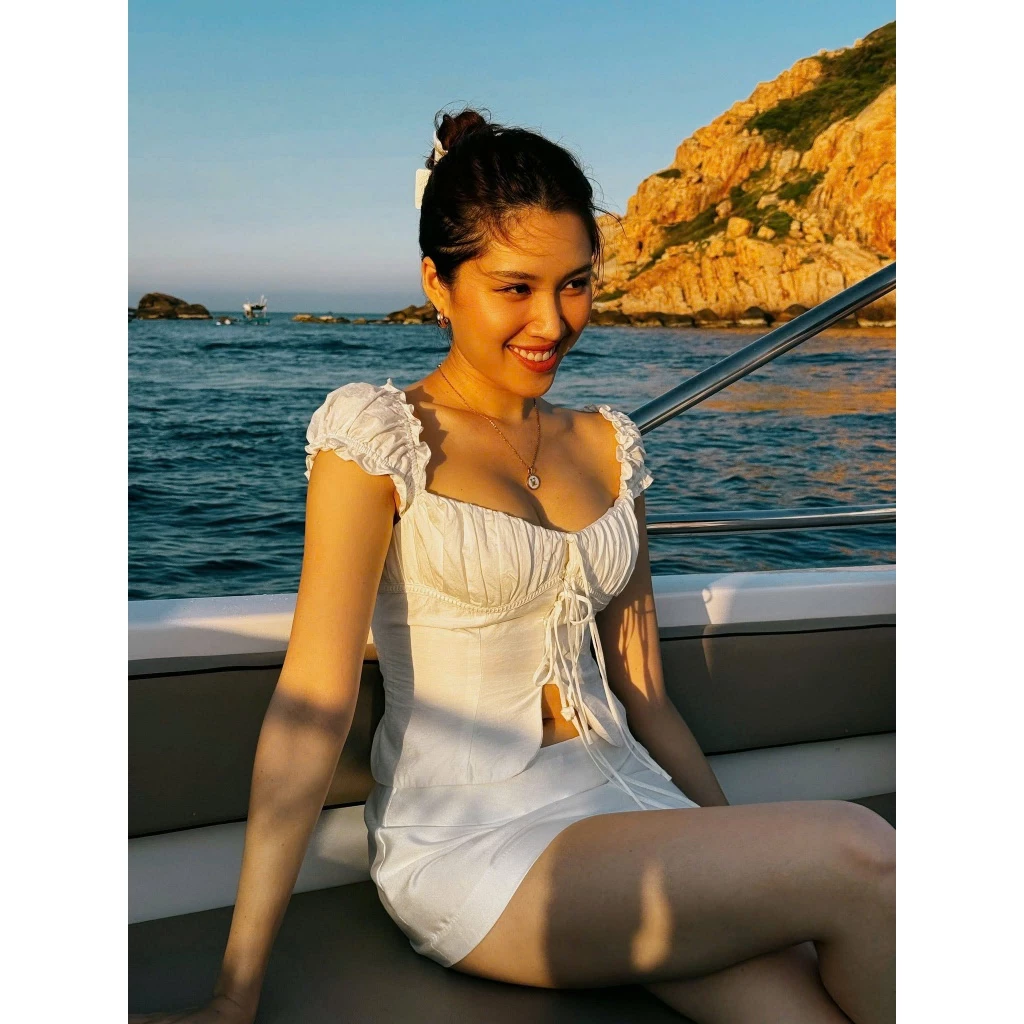 SUNIE TOP | Áo trễ vai MÀU TRƠN xẻ trước, chất linen mềm - phía sau có chun co dãn + có mút ngực, size SML