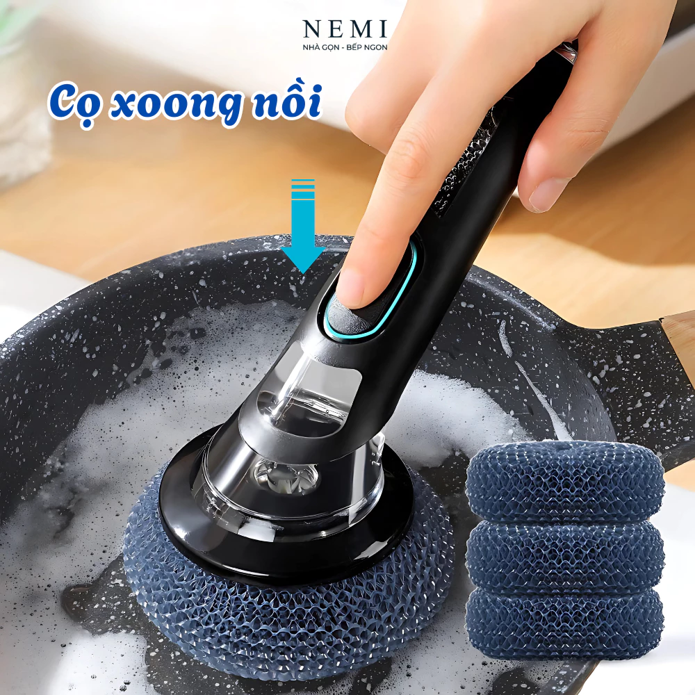 Cọ chà xoong nồi có tay cầm NEMI có thể tháo rời, đầu cọ không gây xước lớp chống dính, kèm bình chứa dầu