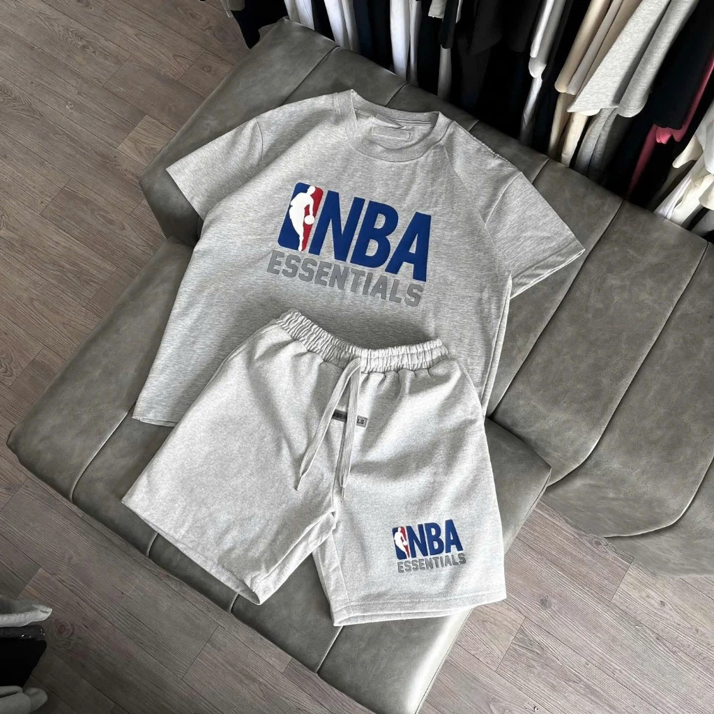Bộ đồ nam cộc tay mùa hè PB cotton in logo NBA Essentials, cao su nổi ngực và phối logo ở lưng Hàng Rẻ