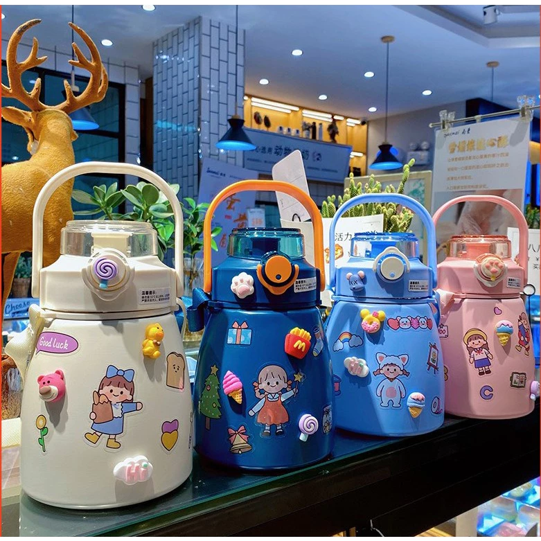 Bình Giữ Nhiệt Cute 900ml, Có Ống Hút, Inox 304 Không Rỉ An Toàn, Tặng Kèm Sticker Và Dây Đeo Rât Tiên