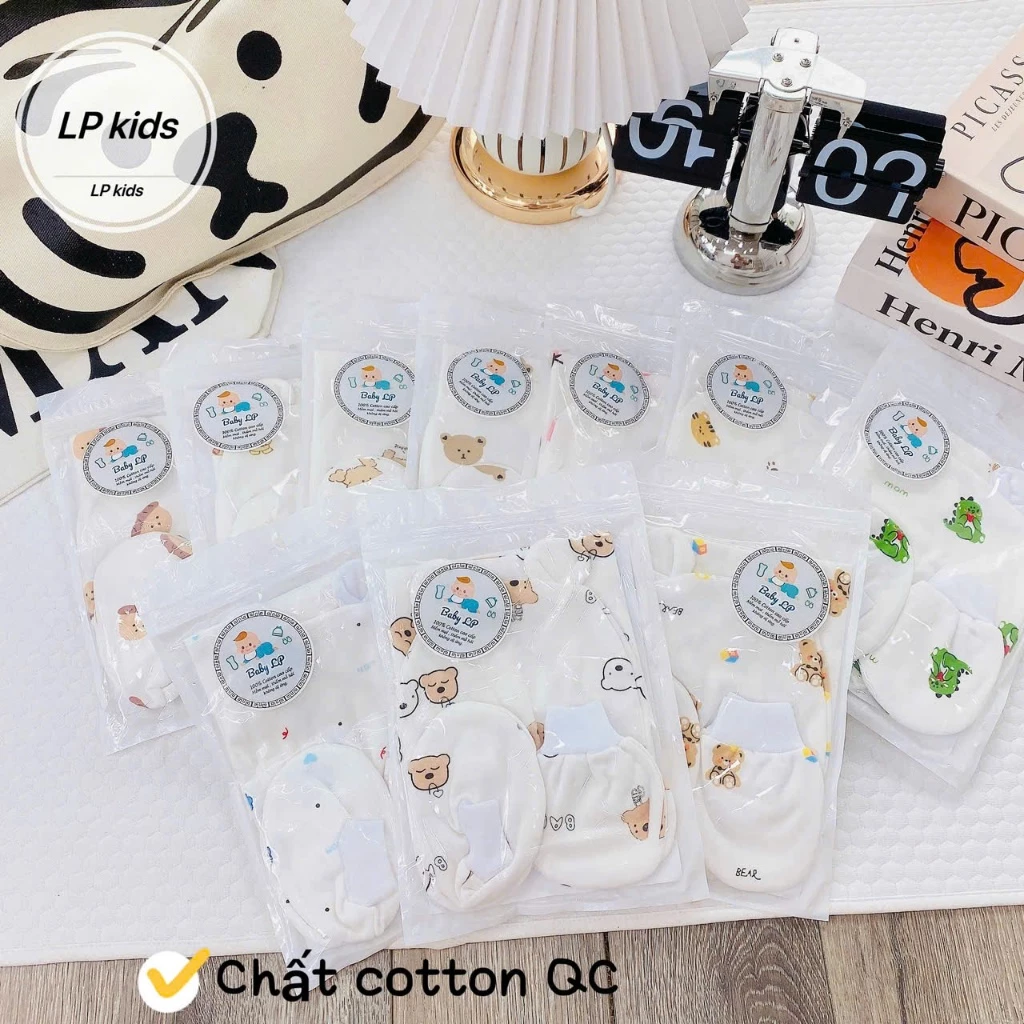 Set 4 món Bao Tay Chân+Mũ+Yếm cho bé nền trắng in hình họa tiết đáng yêu cho bé