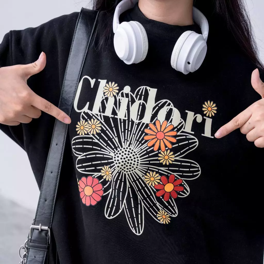 Áo Sweater Nữ Chidori From Rộng In Logo Cúc Họa Mi Chất Liệu Nỉ Cotton Cao Cấp