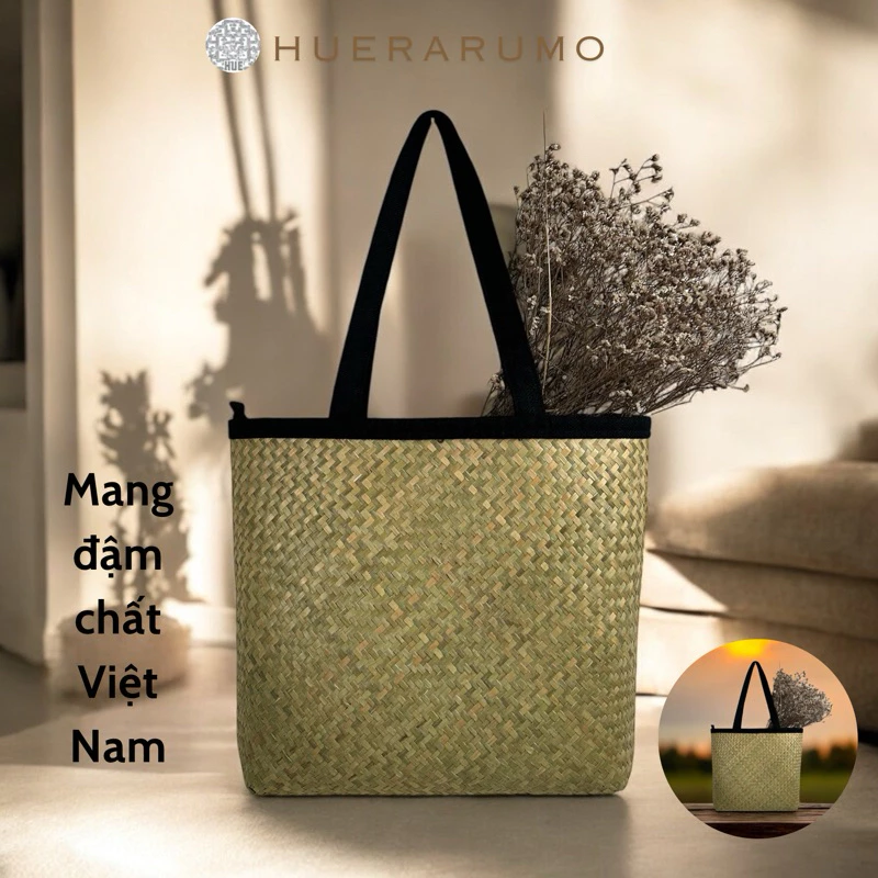 Túi cỏ bàng quai xách thời trang HUERARUMO được may 2 lớp có khóa kéo, viền miệng túi, kích thước 33cm x 10 cm x 30cm.