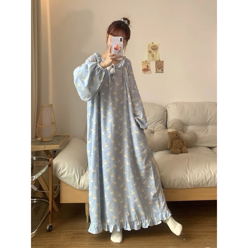 𝓓𝓪𝓲𝓵𝓲𝓵𝔂 𝓼𝓱𝓸𝓹 Đầm ngủ nữ QC tay dài dáng dài cổ bèo kèm cục bông tròn
