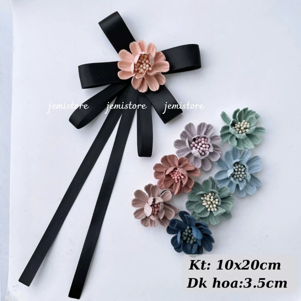 Tag nơ cài cổ áo sơ mi hoa cúc dạ phối ruy băng satin