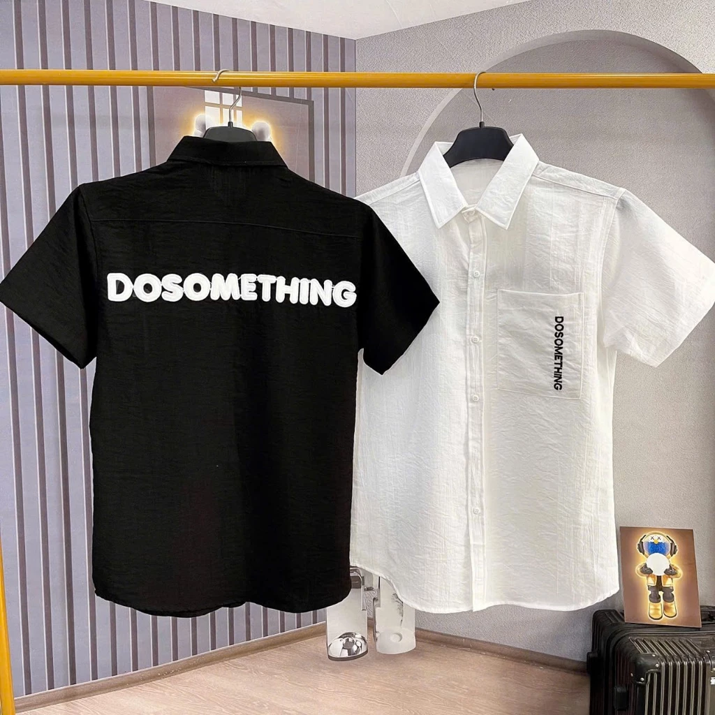 Áo sơ mi đũi nam tay ngắn thêu DOSOMETHING màu trắng đen trẻ trung sang trọng cao cấp-MENSWEAR SHIRT