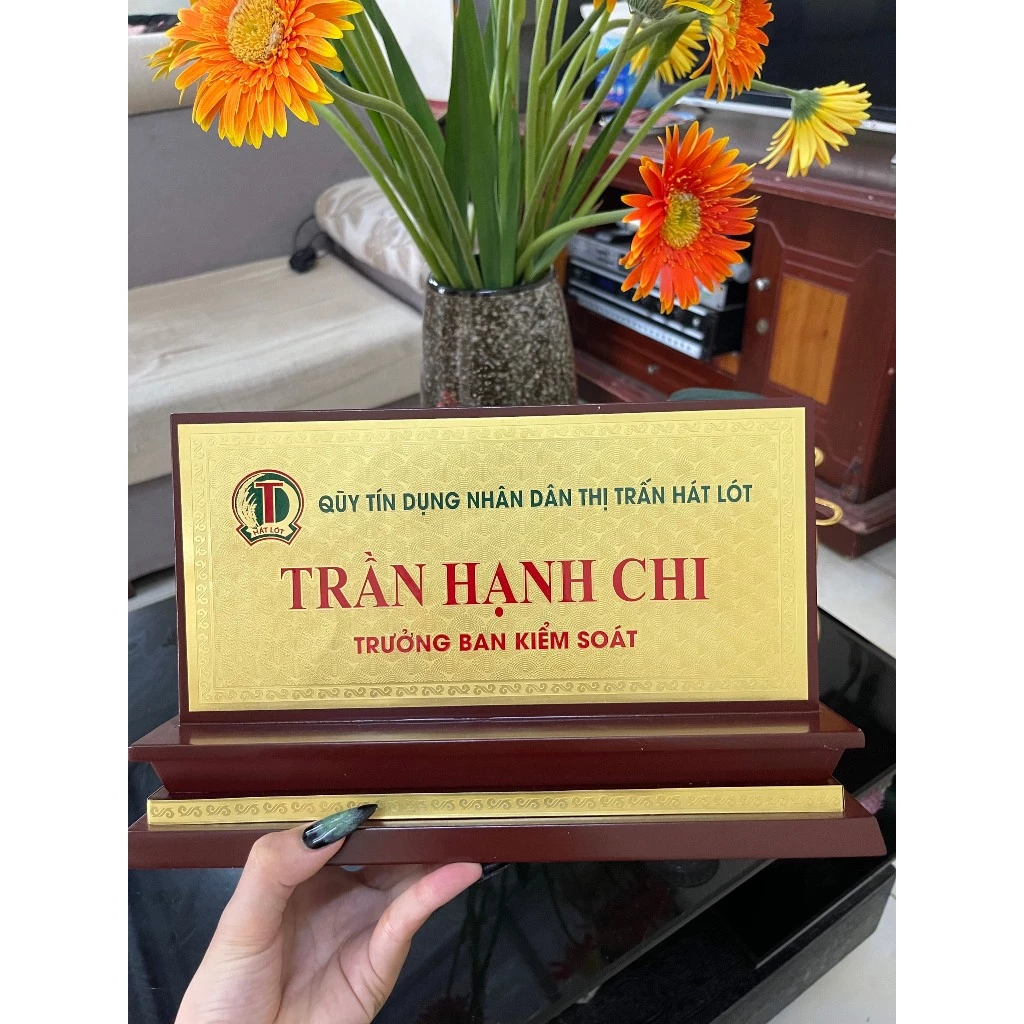 Biển tên chức danh đế gỗ mặt đồng ăn mòn để bàn cao cấp