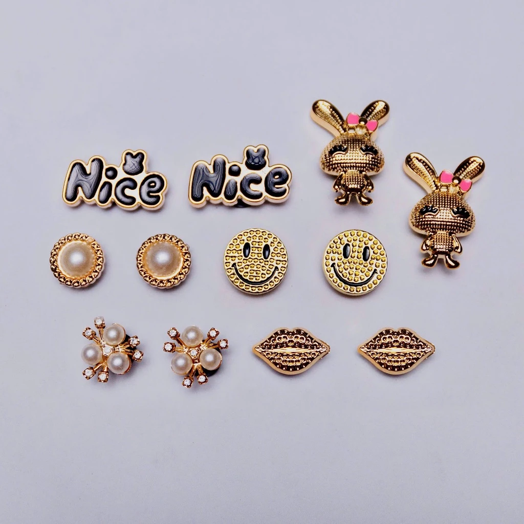 Bộ 10 Sticker Ngẫu Nhiên, charm 3D Cute chủ đề Vintage nhựa cứng, ticker Jibbitz Kim loại gắn Dép