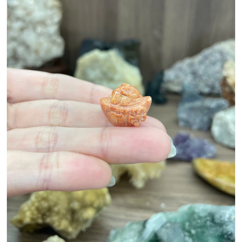Charm xỏ chuỗi đeo tay hình dáng thỏi vàng có vân hoa đẹp mắt