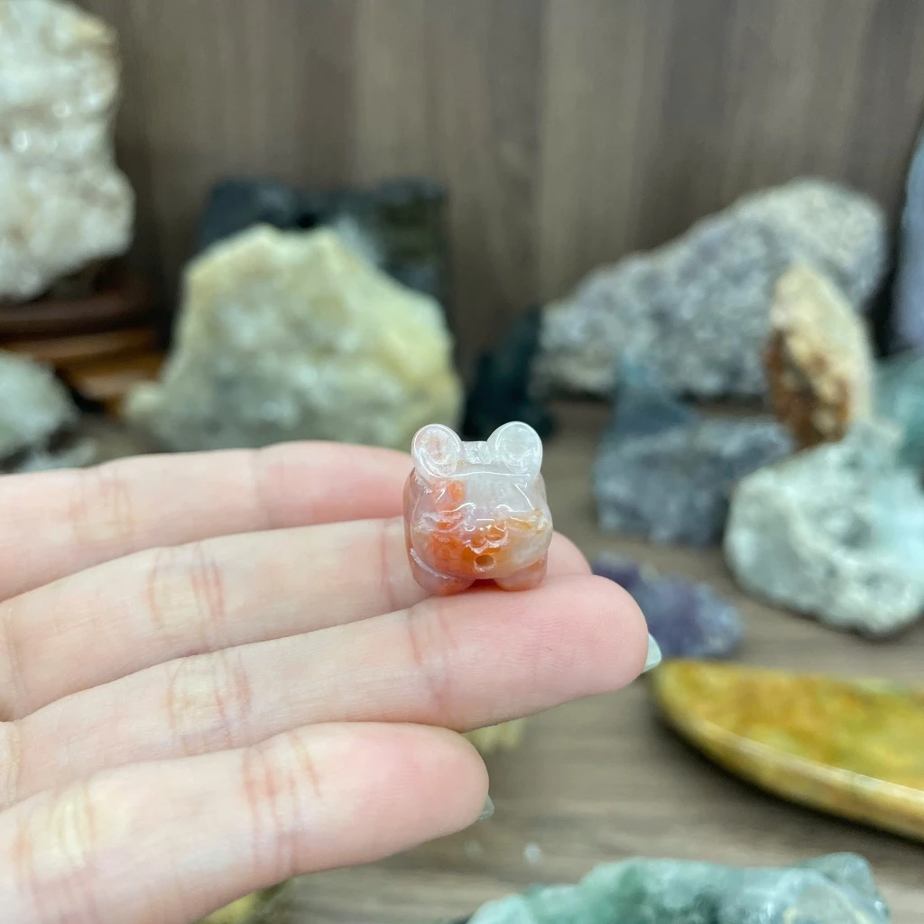 - Charm xỏ chuỗi đeo tay hình dáng thỏ nằm có vân hoa đẹp mắt