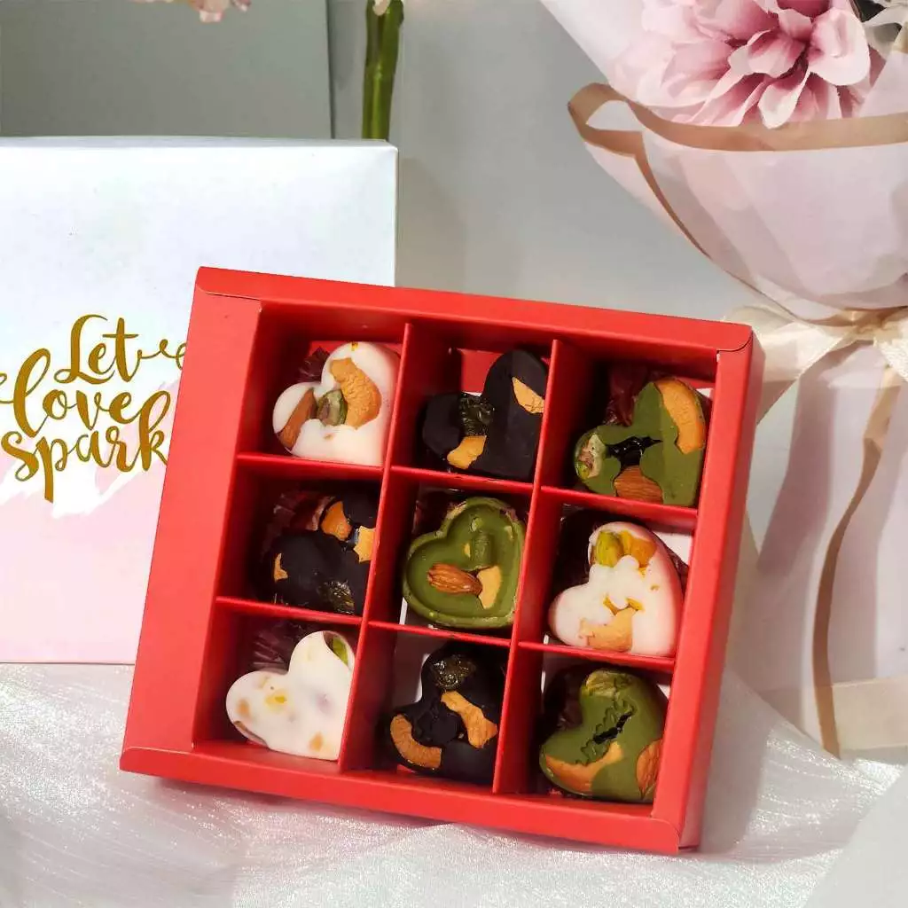 Quà Valentine trắng 14/3 cho vợ, người yêu: Socola Mix hạt + Túi hoa lụa của Saffron Việt Nam