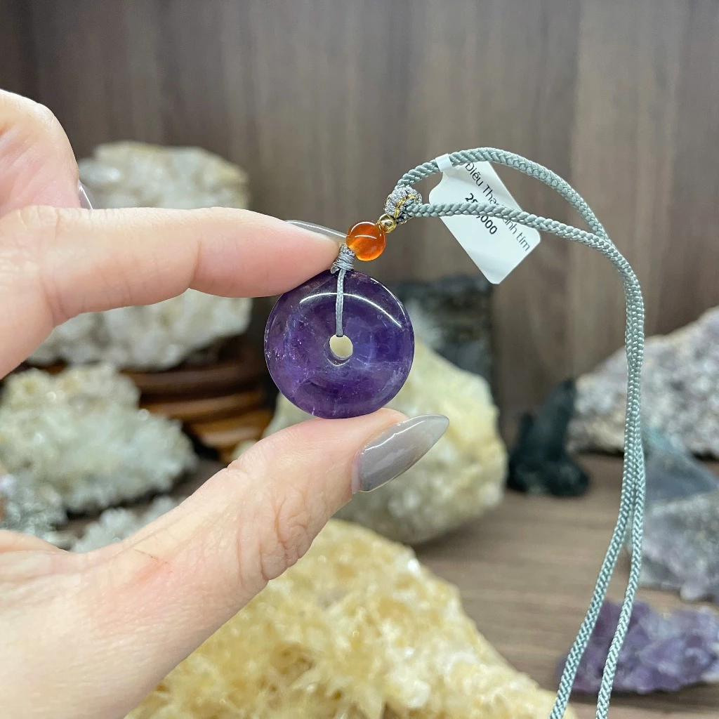 Đồng điếu kèm dây vải đeo cổ từ đá màu tím chất trong đẹp mắt