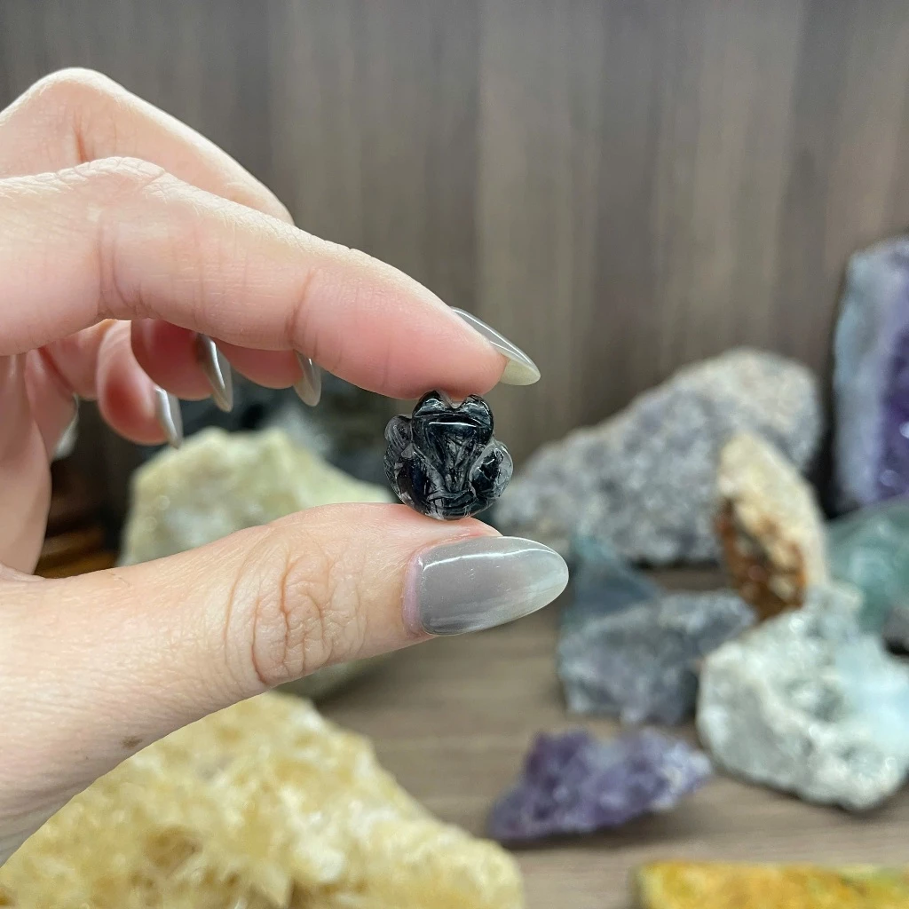 Mặt dây chuyền hình con cáo từ đá có vân tóc đen