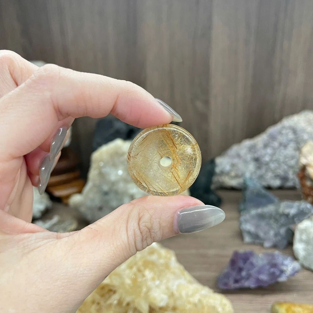 Đồng điếu làm mặt dây chuyền từ đá có vân tóc vàng đẹp mắt