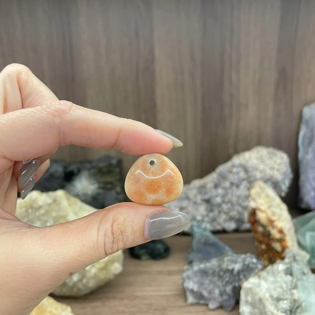 Mặt dây chuyền từ đá có vân hoa đẹp mắt