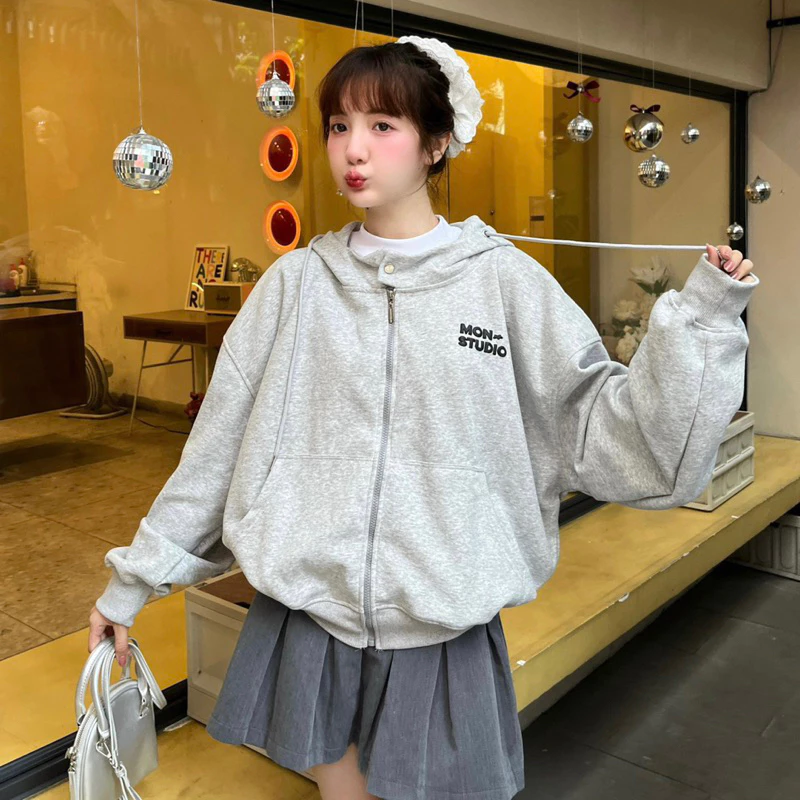 Áo Khoác Hoodie Zip Boxy Chữ Thêu Lừn Nổi MON STUDIO Fofm Dáng Rộng, Cổ Có Nút Bấm Chất Nỉ Bong Dày Dặn New 2025