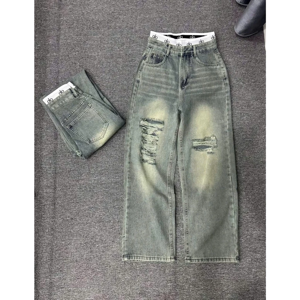 Quần Jeans Ống Rộng Rách Nhẹ Phối Cạp Chữ Alo