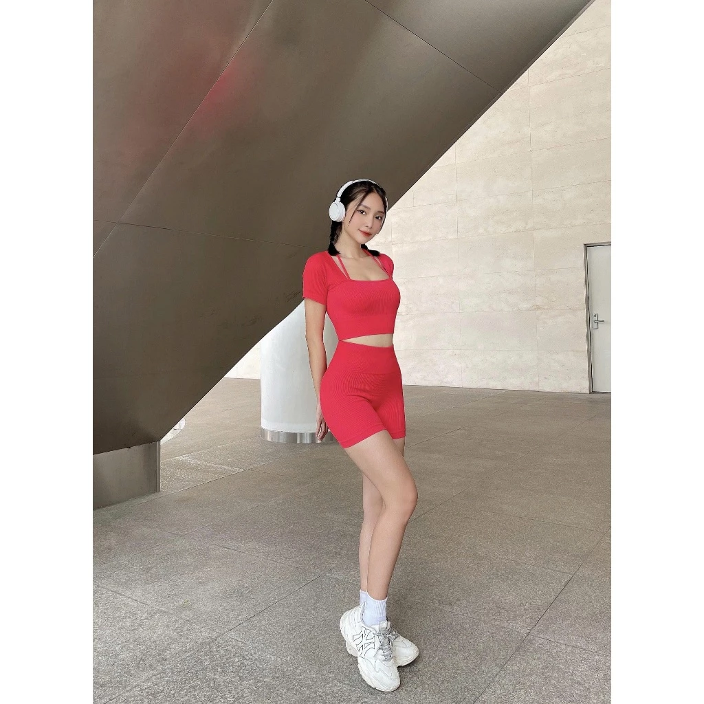 Set gồm quần đùi và áo thể thao nữ dáng ngắn (croptop), tay ngắn, cổ vuông, có 2 dây vai mảnh phụ phía trước SHCR-TRIDEL