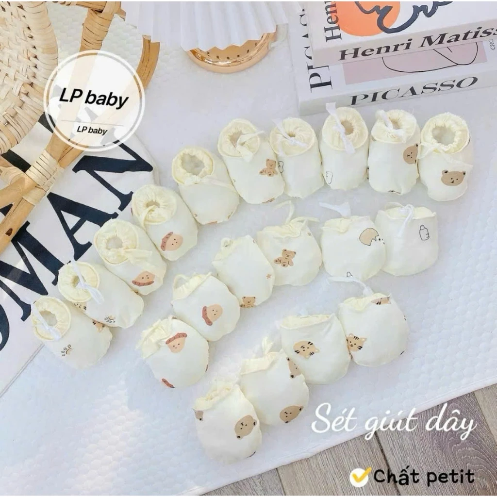 Combo 3/5 bộ bao tay chân nền kem họa tiết HQ chất liệu thun lạnh petit bo và dây rút chống tuột cho bé sơ sinh