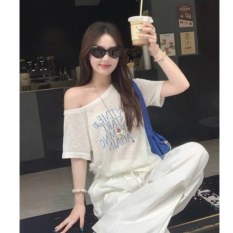 Áo thun Lệch vai Nữ tính ALICEVN, Áo thun nữ lệch vai Ngắn tay in hình Chất xượt mềm mát, form rộng ,trẻ trung 2025