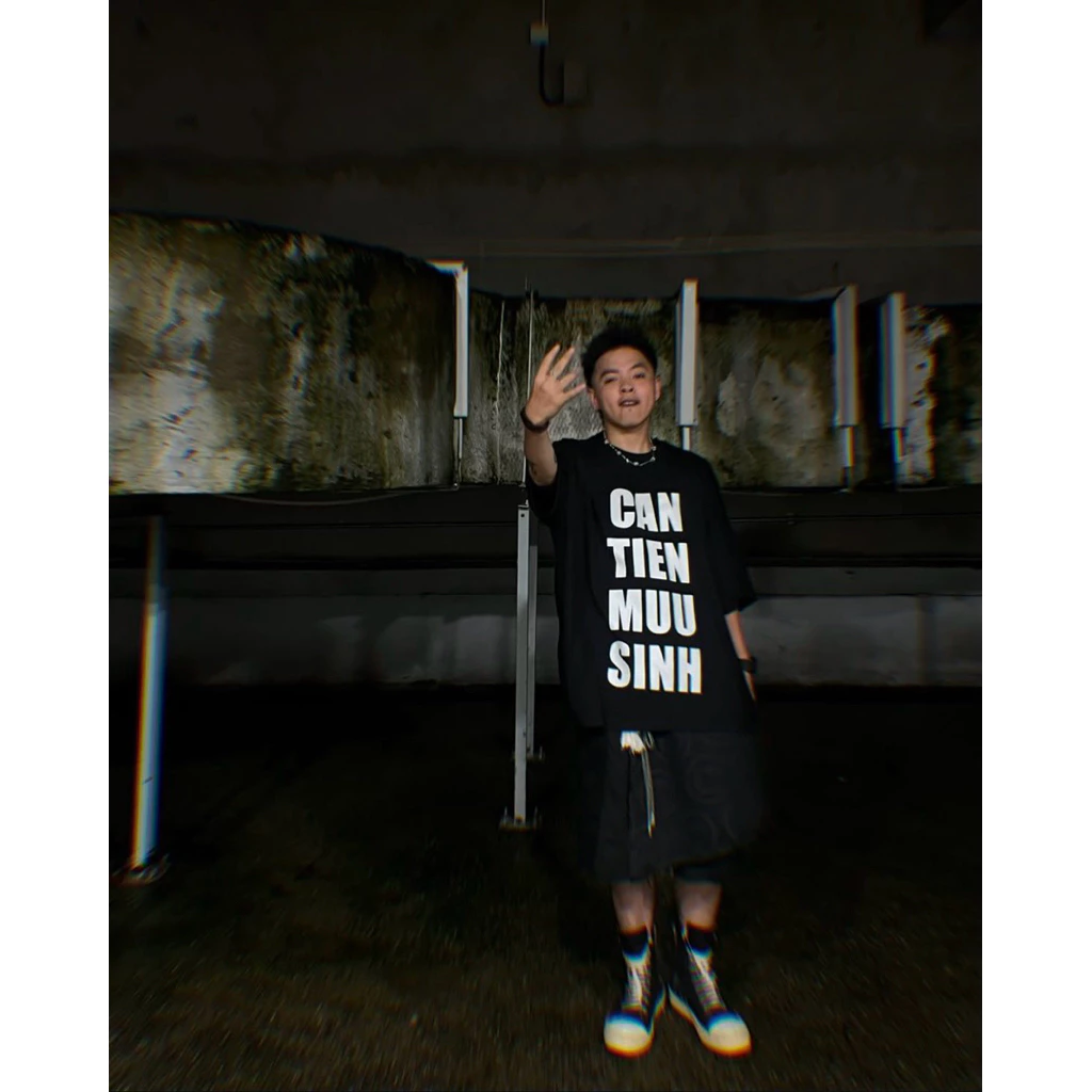 Áo phông nam nữ CẦN TIỀN MƯU SINH chất cotton hot 2025. Áo phông CAN TIEN MUU SINH rapper RC hot 2025.