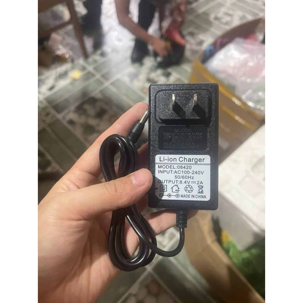 sạc 8,4v-2A chân 2.1 dành cho pin áo điều hòa