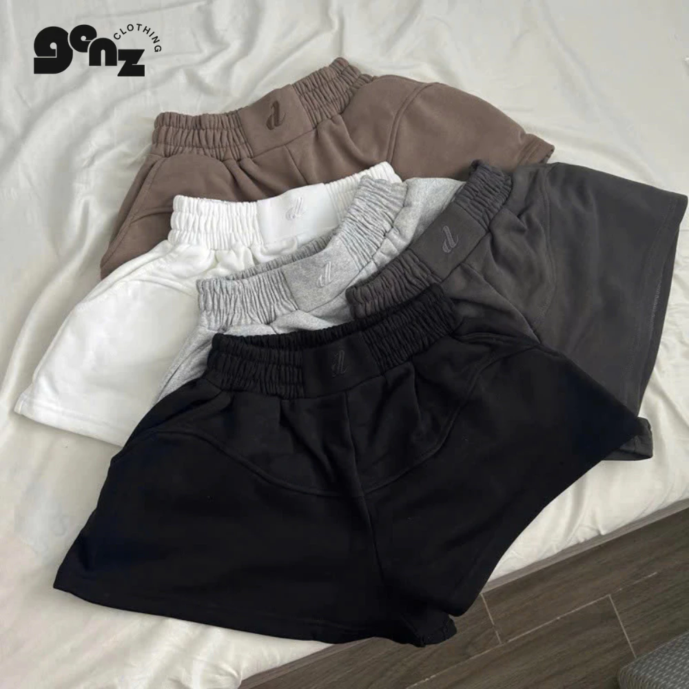 WINGIE DEROSE SHORT - Quần Short Dáng Ống Rộng ( Cánh Bướm ) Chất Nỉ Cua Chạy Viền Trước Sau Thêu Chữ, Bo Chun Co Giản