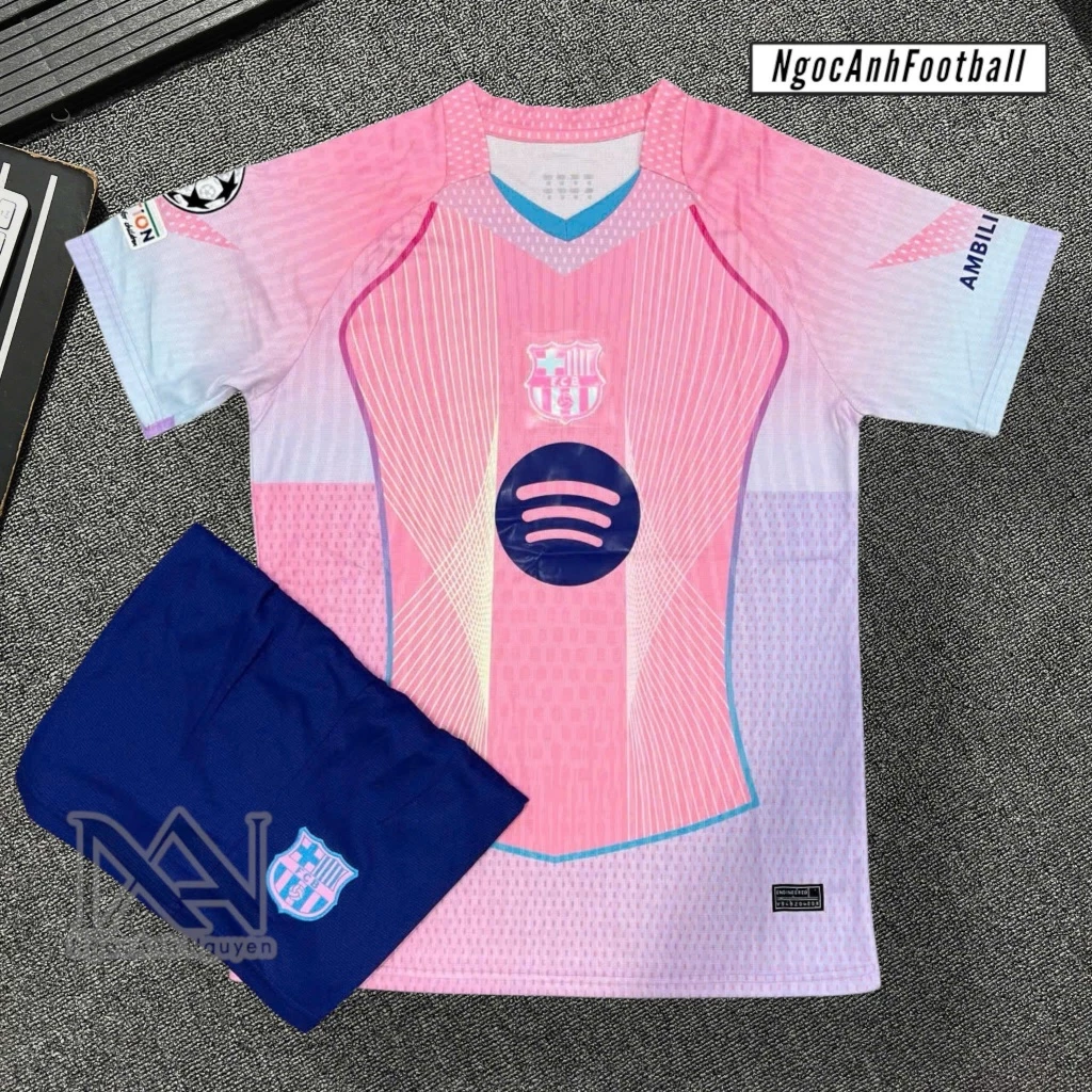 Bộ trang phục bóng đá Clb Barca Hồng, logo THÊU, chất liệu mè thái cao cấp, thoải mái và bền bỉ.