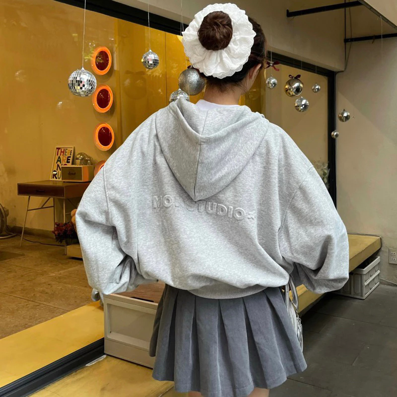 Áo Khoác Hoodie Zip Boxy Chữ Thêu Lừn Nổi MON STUDIO Form Dáng Rộng, Cổ Có Nút Bấm Chất Nỉ Bong Dày Dặn New 2025