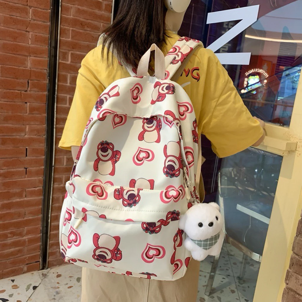 Balo thiết kế với họa tiết gấu Lotso phối trái tim siêu đáng yêu, chuẩn gu teen girl! Chất vải mềm nhẹ, đeo êm vai, ngăn