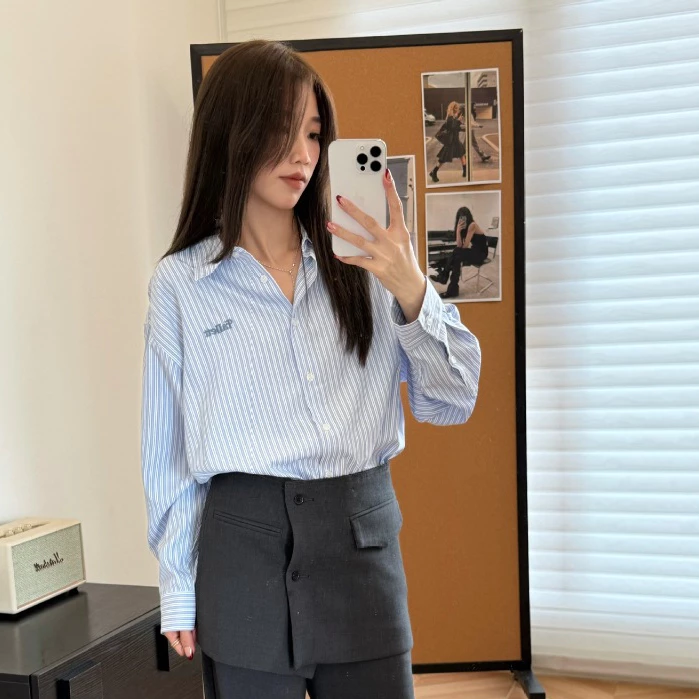 Phụ nữ Hàn Quốc nhỏ Fallett Sọc áo sơ mi nữ ẩm giản dị lỏng lẻo thêu chữ cái 100 fit chống nắng dài tay áo sơ mi