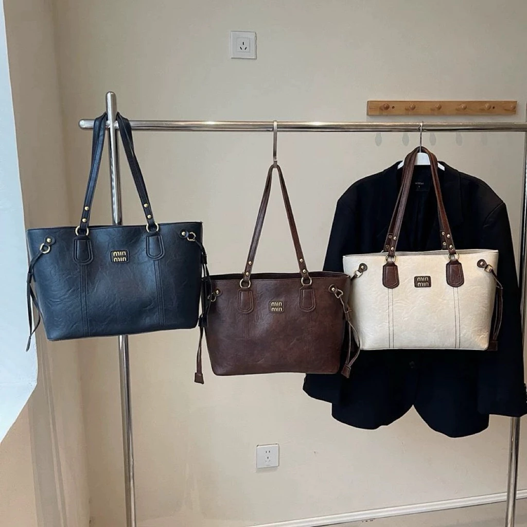 ✨ Chất da PU mềm mịn, cầm êm tay, lên form cực đẹp 🧥 Dáng túi rộng rãi – đựng laptop, tài liệu, đồ cá nhân thoải mái